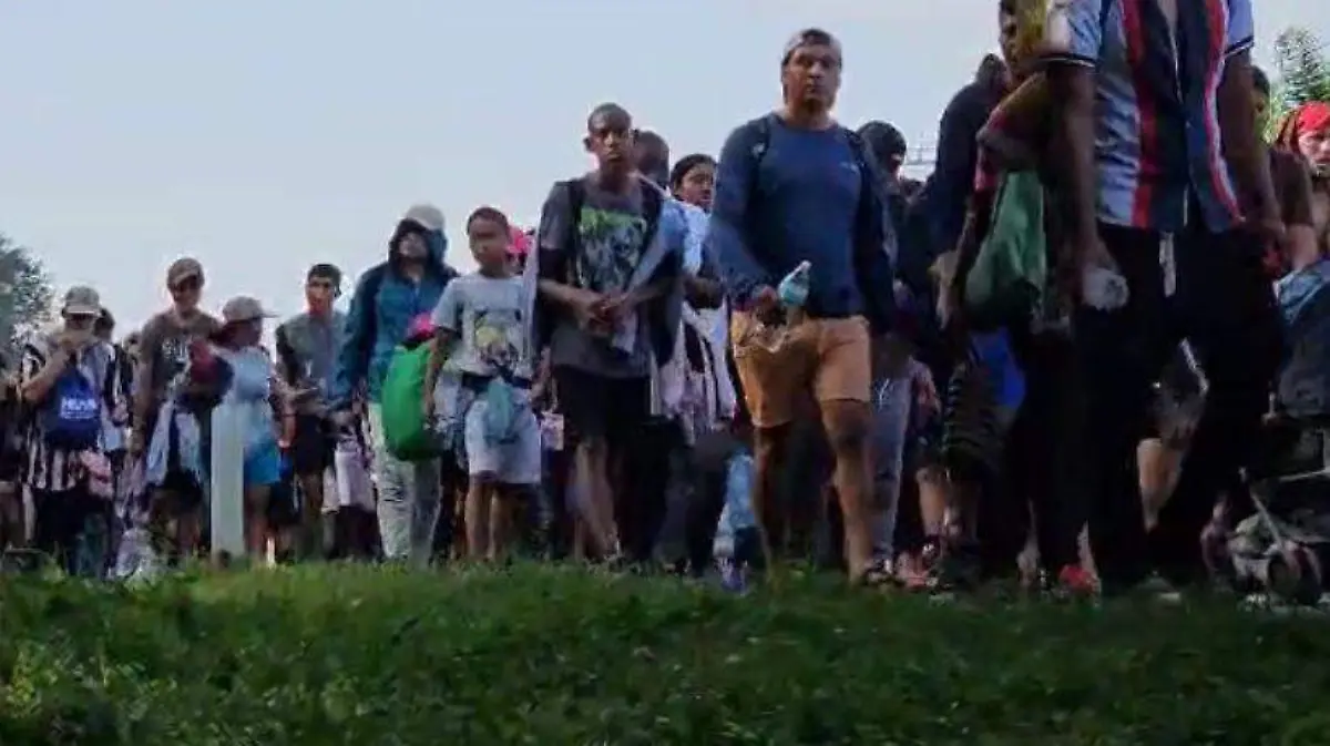 migrantes caminando hacia Escuintla